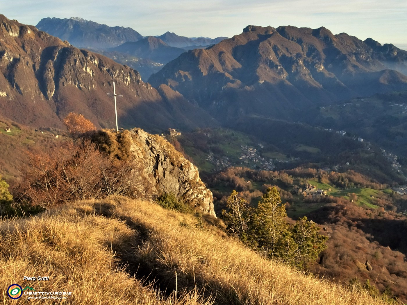 68 Dalla cima scendo la dorsale di cresta con splendido panorama.JPG